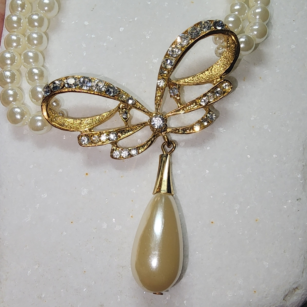 Faux pearl, gold & rhinestone Bow necklace - Picture 2 of 3